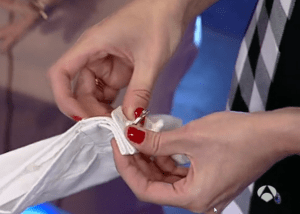 ana-simon-pablo-motos-sujetapapeles-como-gemelos