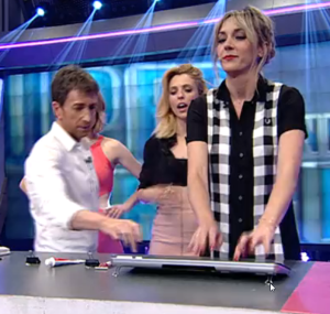 patas-teclado-arregladas-con-pinza-sujetapapeles-ana-simon-hormiguero