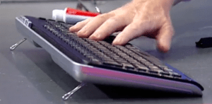 patas-teclado-con-pinza-sujetapapeles-ana-simon-hormiguero