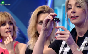 protector-maquinilla-afeitar-con-pinza-negra-papeles